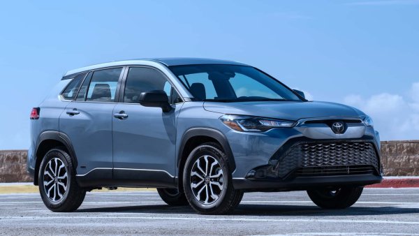 Пробег с един резервоар - 720 км

Базова цена - 29 570 долара

Corolla Cross е кросоувър версия на седана и хечбека Corolla, като харчи повече от тях, но за разлика от много от останалите модели в този списък се предлага стандартно със задвижване на четирите колела. А това означава, че не е нужно да избирате между икономия на гориво и сцепление при всякакви метеорологични условия.