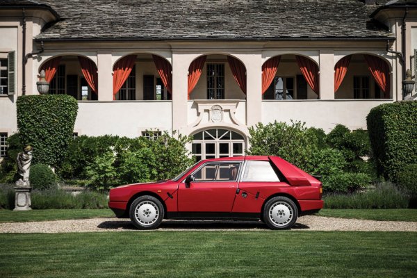 Delta S4 идва да замени 037 в момента, в който става ясно, че вече не е възможно да имаш успеш в рали спорта без пълно предаване. Другата революция при S4 e средно разположен редови 4-цилиндров мотор с компресор и турбо - комбинация, даваща 500 коня мощност (два пъти повече, отколкото при цивилната версия Stradale, на снимката). Парадоксално, но дори и това не стигна да донесе титла във WRC - най-доброто класиране на S4 бе второ място през 1986. 
Само 200 бройки бяха произведени, което прави Delta S4 Stradale колекционерска мечта днес, със средна цена около 480,000 евро по търговете. 
