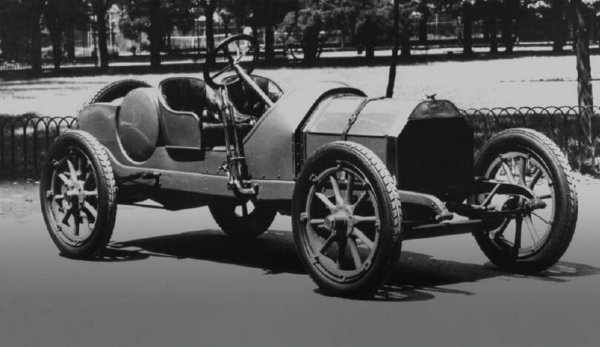 На 27 ноември 1906 година тогавашният пилот на състезателния тим на Fiat Винченцо Ланча създава нова автомобилна компания заедно с приятеля си Клаудио Фоголин. Първата кола на марката се ражда година по-късно и се нарича Tipo 51 или 12 HP. После братът на Винченцо му предлага моделите да носят имената на букви от гръцката азбука - и 12 HP става Lancia Alpha. Тази традиция се спазва и до днес с Ypsilon. 
