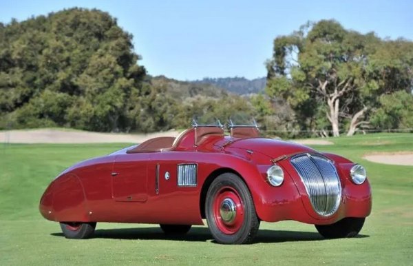 Отличен образец за златната ера на ателието за каросерии на Уго Дзагато. Aprilia е последният модел, разработен лично от основателя на фирмата Винченцо Ланча, и е пусната в производство през 1937, седмици преди смъртта му. Това е една от първите коли в историята, разработени в аеродинамичен тунел (на Торинския политехнически университет), и има най-ниското челно съпротивление в света в онази епоха. А версията на Zagato отива дори по-далеч, като въвежда революционни новости като извити стъкла и вградени в корпуса светлини. 
