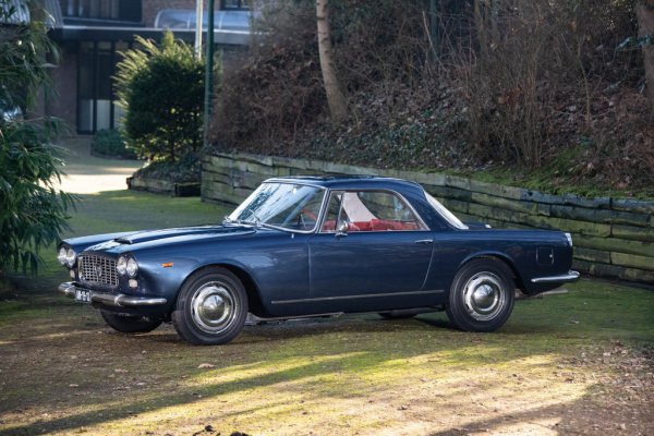 През 1956 Lancia лансира Flaminia като наследник на морално остарялата Aurelia. Както диктува модата в онези години, върху стандартизираното шаси се правят множество варианти на каросерии от най-престижните ателиета в Италия: Zagato, Pininfarina, Ghia, Touring. 
Новаторският V6 агрегат от Aurelia е запазен, но Flaminia получава доста по-модерно независимо окачване с двойна вилка отпред. Днес добре запазена бройка Flaminia GTL с каросерия от Touring като тази на снимката струва около 80,000 евро. 
