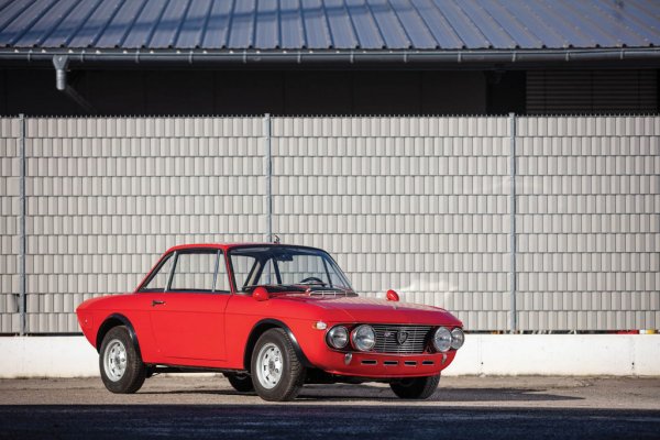 Lancia Fulvia (Tipo 818) се прави между 1963 и 1976, в далеч не най-славния период на компанията. Онова, която я записва в историята, са специалните й състезателни версии. Като например показаната тук Fulvia Coupe Rally 1.6 HF, наречена Fanalone. Тя се задвижва от 1.6-литров V4 със 115 или 130 конски сили, има олекотена каросерия и по-широки калници от стандартната кола. Fanalone на италиански значи "голям фар", а съкращението HF е в чест на частния състезателен отбор HF Squadra Corse, прославил Lancia през 50-те. Fanalone на свой ред печели Международния рали шампионат през 1972. Добре запазена бройка днес струва около 70,000 евро. 
