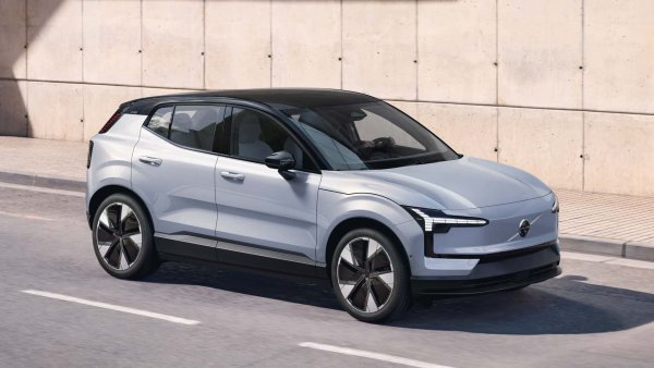 Шведските марки са сред най-силно потърпевшите. Volvo внася почти всички свои модели в САЩ от Европа или Китай, при това вече с намалени маржове. Polestar, с производство в Китай и глобална верига за доставки, е още по-застрашена.