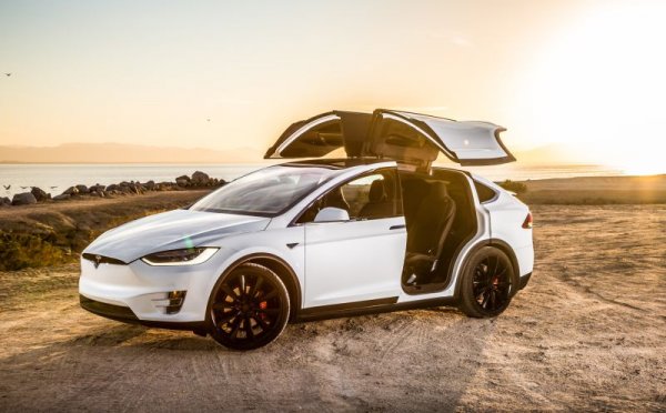 Донякъде изненадващо, по-големият кросоувър на Tesla също се намести между луксозните автомобили, поне като цена. Американците понижиха осезаемо тарифата за Model 3 в Европа, за да влязат в обхвата на държавните субсидии, и за компенсация вдигнаха летвата при Model X. Сега версията Long Range започва от 105 000 евро за пазарите на Стария континент. 
