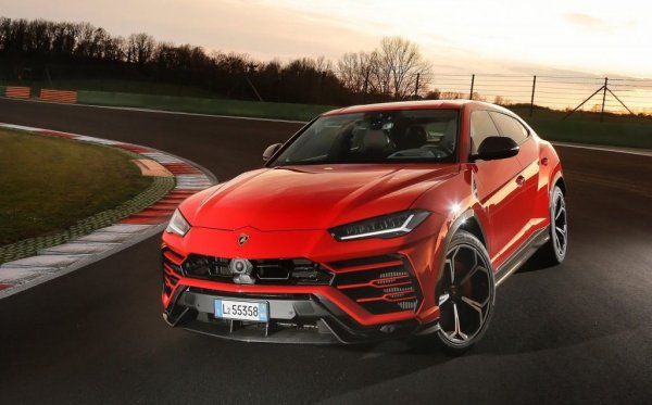 Като стана дума за свръхлуксозни SUV, няма как да подминем и отрочето на Lamborghini, което започва от 360 000 лева. Само през април бяха продадени 142 бройки, ръстът спрямо миналата година е 38%. 
