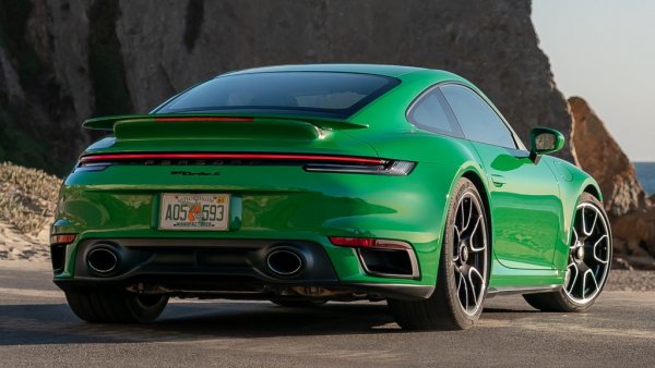 Вече дълги години това е предпочитаният луксозен автомобил на европейците - отчасти заради качествата му, отчасти и заради относителната му достъпност (поне на фона на Ferrari или Lamborghini). Най-евтиното 911 започва от 212 000 лева. Продажбите тази година са с над 1200 бройки повече от същия период на 2020. 
