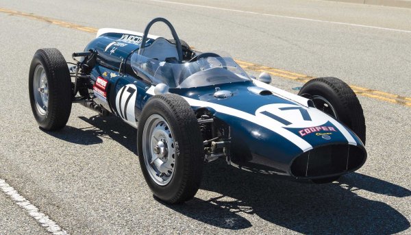 До 1961 година всеки един автомобил в 50-годишната история на "Индикар" беше с монтиран пред пилота двигател. Това се промени с появата на Cooper-Climax, при който моторът беше поставен отзад. Той не успя да спечели легендарните "500 мили на Индианаполис", но постави началото на промяната, която не се хареса на мнозина.

През 1965 година Lotus 38 със задно разположение на мотора спечели победата и така окончателно беше сложен край на машините с преден двигател в най-известната американска автомобилна надпревара.