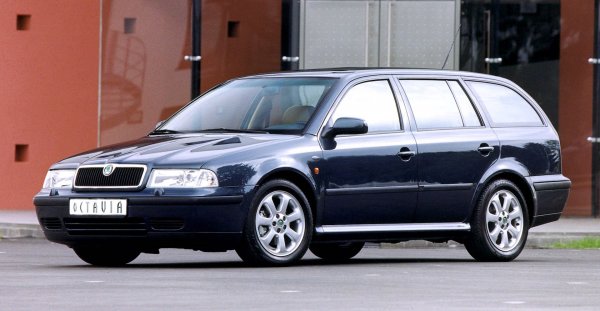 В годините на социализма чешкият производител често беше подлаган на подигравки в Западна Европа заради странните си автомобили със задно разположение на двигателя. Те изглеждаха толкова безнадеждно остарели, че никой не възприемаше марката на сериозно, но това се промени с появата на Favorit.

Това беше хечбек с предно предаване, който накара хората да обърнат внимание на Skoda, която стана собственост на Volkswagen. Моделът беше префасониран на Felicia, но големият пробив дойде през 1996 година с Octavia, който беше наистина забележителен автомобил. Той използва платформата на VW Golf и Audi A3, но е по-просторен, по-голям и по-евтин от тях. И това е една от причините, поради която все още има хора, които не го харесват.