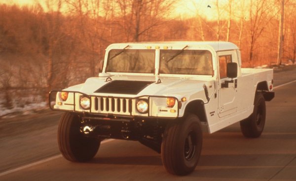 Проблемът е само, че съвсем малък брой бяха предложени на пазара за цивилна употреба, и днес Н1 ще ви струва поне 50 000 долара. Утехата е, че след това ще ви вози до края на света. И може би дори след него. 
