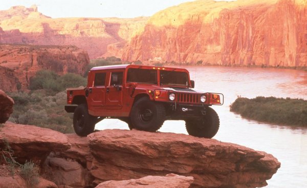 За разлика от злополучното си второ поколение, това е най-малко паркетният "джип" в историята. Разработен от American Motors за нуждите на Пентагона, първият Humvy беше напълно неизползваем в града. Но извън него даваше 40 сантиметра просвет, възможност да повишаваш или намаляваш налягането в гумите от кабината (идеално за сняг), както и свръхнадежден 6.2-литров V8. 
