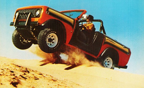 Когато производител на трактори се захване да прави офроуд автомобил, можете да сте сигурни, че поне с проходимостта няма да има никакви проблеми. Но не очаквайте да е лек: този Scout II надхвърля 1.6 тона - което ни изглежда нормално днес, защото дори една Insignia тежи повече, но в онази епоха е чудовищно много. Затова и задвижването е сериозно: избор между два големи V8, с обем 5 и 5.6 литра. А също и дизел от Nissan, който е тромав, но харчи под 9 на сто срещу 22 на сто за бензиновите "колеги".
