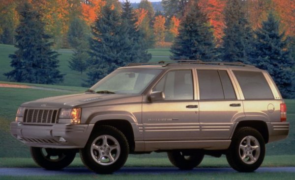 Tова е една от машините, претендиращи да са поставили началото на днешната SUV лудост. Първото Grand Cherokee е офроудър, достатъчно комфортен и практичен да се ползва в ежедневието. Отначало се предлага само с 4-литровия редови шестак, но после се появяват 5.2- и 5.9-литрови V8. Окачването е с твърди оси отпред и отзад, а 4х4 се предлага като опция.
