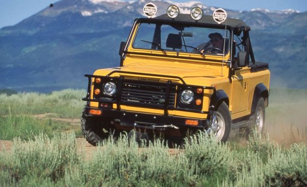 Вдъхновен (и частично изкопиран) от Willys Jeep, оригиналният Land Rover е един от най-дълговечните модели в историята - и макар да смени няколко поколения, вратите от 50-те все още ставаха идеално за колите от 90-те. 
Най-атрактивни днес са версиите с 3.9-литров V8, създадени специално за очаквания пробив на щатския пазар. Разходът им е плашещ, но пък офроуд способностите не будят съмнение. 
