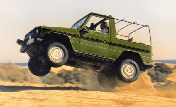 Също като Hummer, и оригиналният G-Wagen първоначално е разработен за армейски нужди. И при това е разработен така добре, че остана на пазара без особени промени почти 30 години, преди през 2018 да дебютира новото поколение. 
Ръчно сглобявана във фабриката на Magna Steyr в Грац, Австрия, G-класата има заключващ се диференциал на всяка ос и може спокойно да се катери по 45-градусов наклон.
