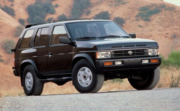 Днешните му наследници нямат нищо с коравия си оригинал. Продаван като Terrano в Азия и като Pathfinder в Америка, първият SUV на Nissan бе стъпил върху платформата на японците за пикапи, но с по-модерно окачване. Задвижването идваше от дълговечния 2.4 бензин, но за Щатите имаше и версии с трилитров V6 - на практика същия мотор от 300ZX. 
