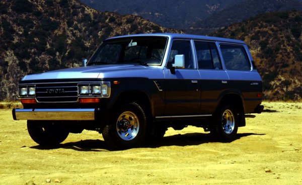 Land Cruiser е един от най-дълго произвежданите модели в автомобилния свят, но трудно ще откриете прилика между първите спартански версии и днешния луксозен гигант. FJ60 и 62 от 80-те години са преходът между двете: вече по-комфортни и практични, но все още и доста способни извън пътя. 
Не очаквайте кой знае каква динамика: най-мощните версии са с 4.2-литров редови шестак със... 135 конски сили. Но този двигател е един от най-надеждните в историята на Toyota. 
