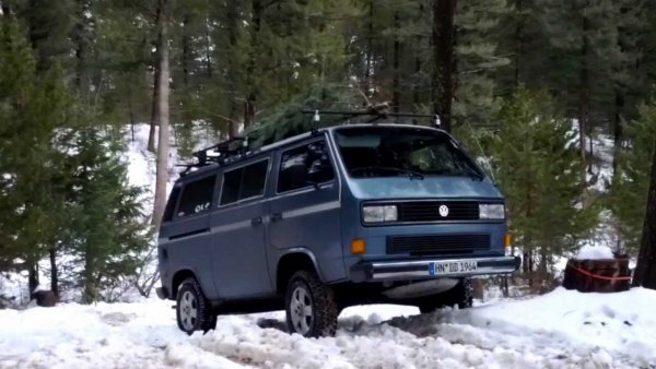 Продавана отвъд океана под името Vanagon, Syncro версията на Transporter е един от най-способните офроуд ванове в историята. Понеже колата е със задно разположен двигател, от VW не могат просто да вземат готова 4х4 система, а се налага да си разработят собствена, съвместно с Steyr-Daimler-Puch. Резултатът е вискомуфа за разпределяне на въртящия момент, вградена понижаваща предавка и дори възможност за заключване на задния диференциал. 
