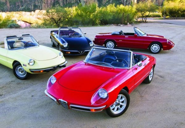 Първата генерация на модела обхваща 4 серии, които се различават по отделни елементи в дизайна, оформлението на интериора и двигателите. В края на жизнения си цикъл Spider се предлага с 1,6- и 2-литрови мотори с 109 и 126 конски сили, а общият тираж на модела е 124 104 бройки.