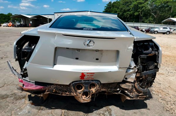 Дясната му страна е сериозно увредена, предният капак и стоповете са излетели,  предният сплитер също е потрошен, а ауспухът ще изисква ремонт. Първоначално собственикът предивжда да възстанови двувратката, но след това предпочете да получи застраховката.
