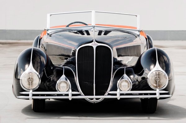 Един от петте оцелели френски роудстъра струва 2 095 000 долара. Този екземпляр от музея Питърсън с арт деко каросерия от Figoni et Falaschi е построен през 1938 г. и реставриран два пъти.
