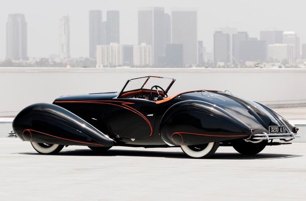 По време на първата някои елементи отстъпиха място на нови, а по-късно с помощта на компанията Crailville са открити оригинални части на Figoni et Falaschi. Тяхното поставяне е направено с помощта на архивни снимки.
