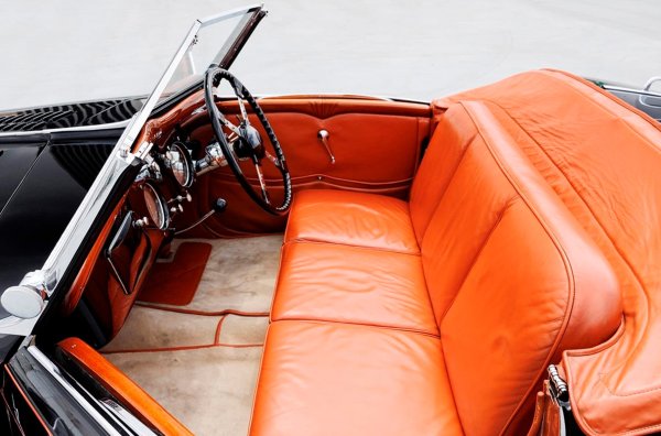 3,6-литровият редови шестак със 116 конски сили е комбиниран с четиристепенна ръчна скоростна кутия. Колата е с барабанни спирачки и ресорно окачване.
