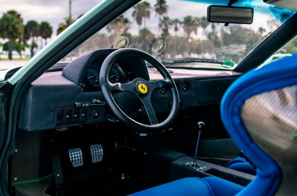 Интериорът е пребоядисан, за да съответства на новата боя. Двигателят е стандартен - туин-турбо V8 2.9 развива 478 конски сили и 577 Нм. Петстепенна ръчна скоростна кутия, подредена на принципа на трансмисията, предава мощността към задната ос. Пробегът към момента на продажбата е малко над 31 000 километра.
