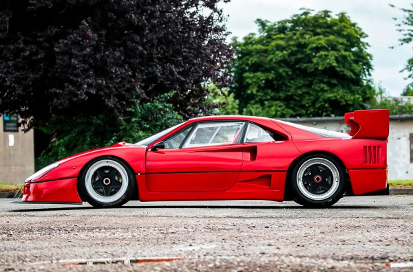 Моделът е базиран на автомобил, използван при краш тестове. По него са работили служители на британската компания Simpson Motorsport, която купува суперколата от италианците.
