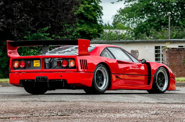 2,9-литровият V8 с двойно компресор е заменен от атмосферен V12 с обем 5,5 литра. В резултат на това мощността се увеличи от 478 на 550 конски сили. Трансмисията е шестстепенна Hewland NLT секвенциална.
