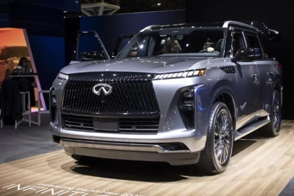 Дни преди шоуто Infiniti показа своя дългоочакван 2025 QX80. Флагманският SUV на японския производител на луксозни автомобили, излизащият QX80 е добра сделка, макар да напомня за нещо вече познато.  Той запазва познатия профил на модела в пълен размер, но го трансформира с по-елегантен стил, вдъхновен от изтънчения, непретенциозен концептуален SUV QX Monograph. Под предния капак V6 с две турбини и 450 конски сили заменя  V8 мотор на стария модел, който не щадеше гориво.

QX80 е базиран на глобален модел - Nissan Patrol. Има много луксозни удобства, включително масажиращи задни седалки, климатични зони за индивидуални пътници и аудиосистема Klipsch с 24 високоговорителя, както и  задвижване на четирите колела. Това е впечатляващ заместник, но ще струва повече от старата версия. Така се намалява ценовото предимство, което QX80 имаше пред конкуренти като Cadillac Escalade.
