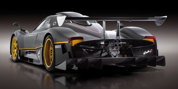 Ако се интересувате от автомобили, със сигурност знаете, че Zonda вади един от най-фантастичните звуци от всички суперавтомобили. Главната заслуга за този диаболичен грохот е на четворката изпускателни тръби отзад - основен елемент и от неповторимия дизайн на тази кола. 
