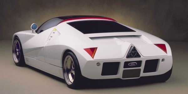 Това дори не е сериен автомобил, а само концепт - ранен опит на Ford да възроди митичната си суперкола GT40, прекратен от финансови съображения. Но GT90 си струва да бъде запомнен дори само заради четирите ауспуха за неговия V12 с четворно турбо, събрани в централен триъгълен блок. Съвсем в тон със съставения от триъгълници дизайн на целия автомобил. 
