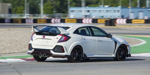 Тук трите тръби не са само прищявка на дизайнера, а и функционално решение, което гарантира интересен звук на горещия хечбек, но в същото време му позволява да се движи нормално по магистралата. 
