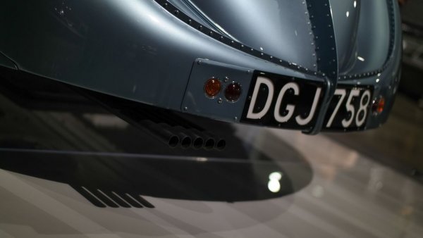 Bugatti Atlantic, кулминацията на предвоенния обтекаем дизайн, e толкова ефектно на външен вид, че малцина успяват да забележат изпускателната система, с пет елегантни тънки ауспуха, монтирани отляво. Но те чудесно дооформят облика на тази кола. 
