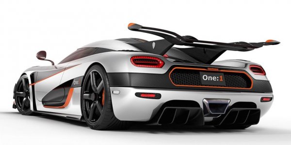 Вниманието, което шведите отделят на изпускателната система на One:1, е достойно за най-добрите традиции на Rolls-Royce - всеки ауспух се изработва индивидуално на 3D принтер, за да се гарантира микроскопична точност, и след това се полира и оцветява ръчно на няколко слоя в продължение на дни.
