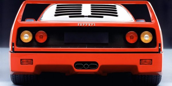 От днешна гледна точка трите ауспуха на F40 може и да не изглеждат чак смайващо, особено на фона на други в този списък. Но те създават умопомрачително добър звук, като в същото време изпълняват главната задача, стояща пред този автомобил - да бъде максимално лек. 
