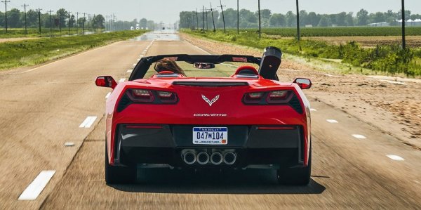 Традициите, поставени от първия Corvette, не са изчезнали и при по-новите поколения. Четирите централно разположени и доста широчки тръби при С7 подсилват доста заплашителния вид на автомобила. 
