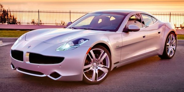 Повечето хора си спомнят Karma като електромобил, но всъщност той беше хибрид, с двулитров бензинов агрегат. Странично монтираните ауспуси определено изглеждаха ефектно. Но фалитът на корейския производител на батерии А123 обрече и начинанието на Хенрик Фискер. 
