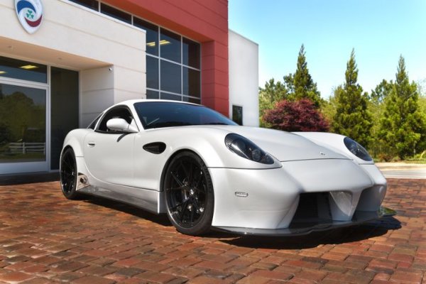 Първоначално тази кола е създадена за състезания, но през 2017 година излиза и "пътническа" версия. Подобно на машината за писта, тя също е с шаси от алуминий, регулируемо окачване и каросерия от карбонови нишки.