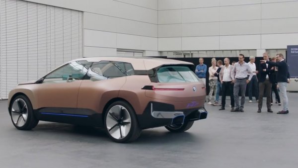 Другата голяма пречка пред автопилотите е високата им себестойност. "Най-важната ни задача е да намалим цената, защото първото поколение на ниво 3, което скоро ще предложим, ще е може би най-скъпата опция, която можеш да избереш", признава Клаус Фрьолих. Първоначално системата ще се предлага в автомобили от високия ценови сегмент, като бъдещото iNext и Серия 7. "Но ако искаме да го направим реалистична опция и за Пета серия, или Трета серия, трябва да намалим себестойността с поне 50%", казва технологичният шеф на BMW. Фрьолих признава, че вече накарал колегите си от борда на директорите да изпробват ниво 4 в тестови коли - "За щастие всички оцеляха, иначе щях да стана много известен". 