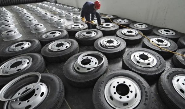 Сега ситуацията се усложнява и от рязкото възстановяване на китайския автомобилен пазар. Заради неговия бум китайски производители се запасяват с каучук и тласкат цените нагоре. 
Всичко това са моментни затруднения, разбира се. Но освен тях в този сектор има и по-трайни проблеми, които се натрупват от десетилетия. И които са потенциална заплаха не само за автомобилния сектор, но и изобщо за начина ни на живот. 
