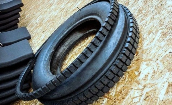 През ХХ век петролът играеше главната роля на геополитическата сцена, но всъщност немалко от големите конфликти бяха породени и от каучука. Именно той бе част от обяснението за изключителната заинтересованост на СССР от изхода на Виетнамската война. Без собствен добив на каучук, някогашният Източен блок се нуждаеше от контрол върху поне един от големите производители, какъвто е Виетнам. Преди това недостигът на каучук в Съветския съюз бе огромен проблем за промишленото развитие. Опитите той да се коригира чрез технологични нововъведения (виж линка под статията) и с добив от алтернативни източници не бяха особено успешни. 
На снимката: прототип на гума със заменяем протектор, измислена в СССР като изход от недостига на каучук
