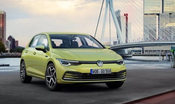 Логично най-продаваният модел в Европа е номер 1 и в своя клас, с 28 731 регистрации през септември. Изненадващо е обаче второто място тук: то се пада не на обичайните претенденти като Ford Focus, Opel Astra или Peugeot 308, а на Mercedes A-class (20 430). Трета е Skoda Octavia (18 240).
