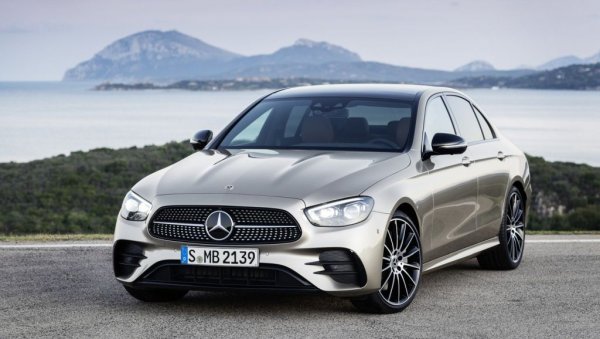 Е-класата изпреварва с над 700 автомобила вечния си конкурент BMW Серия 5 (7 278 срещу 6 552), но и при двата модела има забележим спад спрямо миналата година, докато третият, Audi A6, отчита 6% ръст (4 391). 
