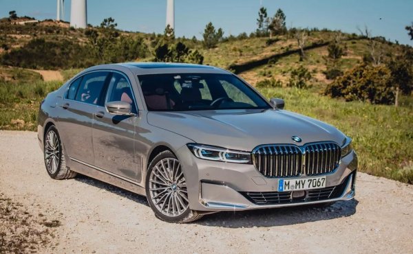 Баварците извличат максимална полза от смяната на поколенията при S-класата и заемат първите две места тук: Седма серия има 735 регистрации, а Серия 8 Gran Coupe - 474. S-класата се задоволява с 402 регистрации. 
