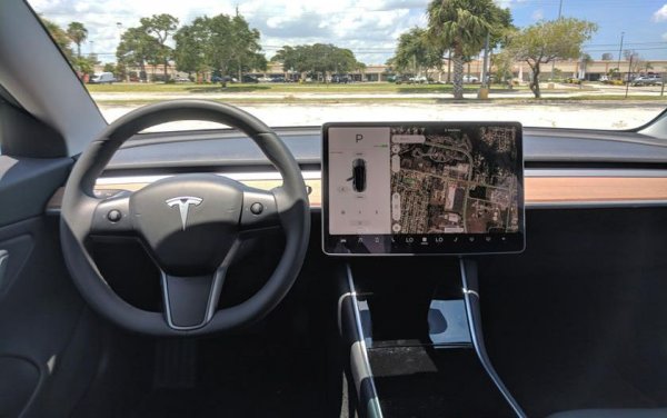 Както вече стана дума, Model 3 може да се похвали с 15 702 регистрации през септември, изпреварвайки Renault Zoe (11 023) и Volkswagen ID.3 (7 897). Hyundai Kona и Kia Niro EV допълват петорката. 

