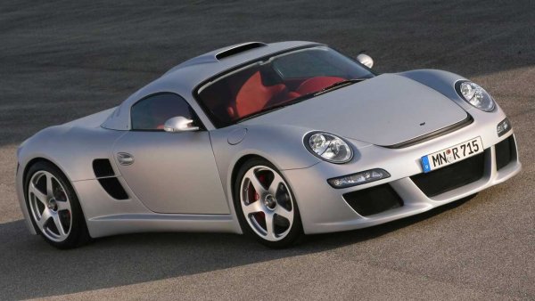 А това е "нашественикът" в галерията ни: Ruf CTR3 всъщност е хибрид направен на базата на 987 Cayman и използващ двигателя на 997 Turbo. Резултатът е хиперкола, която в най-новата си еволюция разполага с максимална мощност от 750 к.с. и въртящ момент от 960 Нм.

Машината ускорява от 0 до 100 км/ч за 3,2 секунди, а до 200 - за 9,6 сек. Максималната й скорост е 380 км/ч.