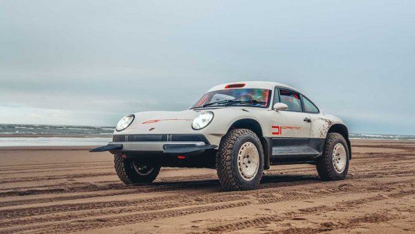 Съкратено от All-Terrain Competition Study, името се отнася за машина, разработена в сътрудничество с британския специалист по рали-машини 911 Ричард Тътийл (Richard Tuthill). Базата на всъдеходния модел е 964 от 1990 година, а силуетът и техниката са вдъхновени от състезателните машини на Porsche за рали "Париж - Дакар" от 80-те години.

От естетична гледна точка Singer ACS почти изцяло отдава почит на легендарното 959, специално в задната част, а под капака е монтиран 3-литров туинтурбо двигател с 450 конски сили, който предава тягата към четирите колела през 5-степенна секвенциална скоростна кутия. 