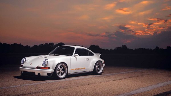 Също дело на Stinger е DLS, специална разработка на базата на 964, като в по-голямата част оригиналният дизай не запазен, но е "обогатен" с модерни елементи като LED светлини, композитни спирачки и купе от карбон.

"Почти състезателният" двигател е 4-литров, с титаниеви клапани и инжектори, подобни на тези, използвани във Формула 1. Мощността на агрегата е 500 конски сили, постигани при малко под 9000 об/мин. Скоростната кутия е 6-степенна механична.