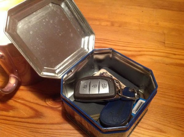 При по-старите автомобили това означава просто да ги заключите и периодично да проверявате дали алармата работи. При новите с безконтактен достъп си струва да съхранявате ключа в метална кутия, за да намалите вероятността крадци да ви задигнат колата с усилвател на сигнала. 
